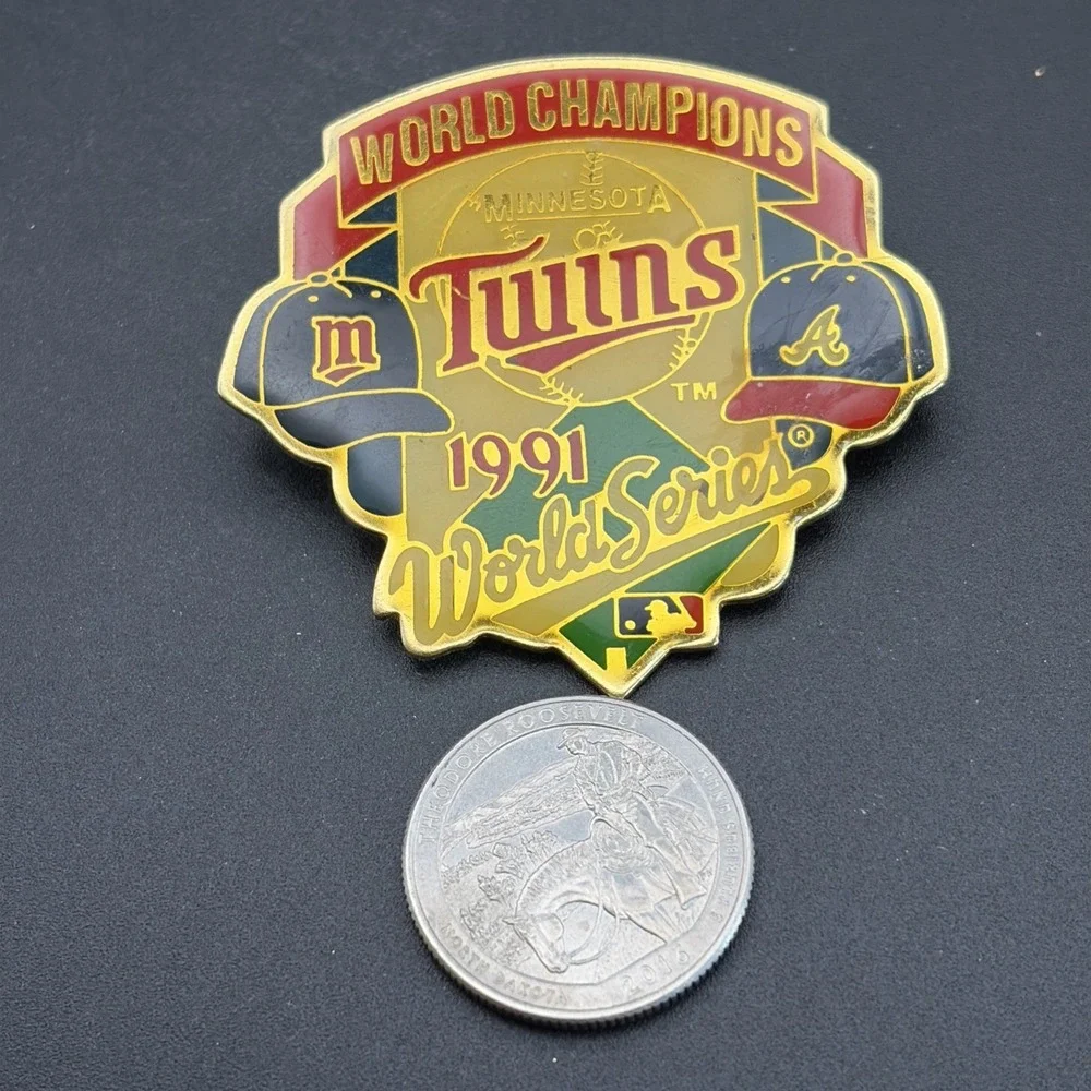 MLB‎ Baseball Minnesota Twins 1991 World Series Champions Braves Lapel Hat Pin